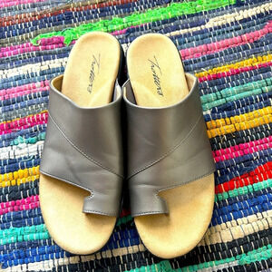 EUC like new Trotter size 7 sandal. Silver. The footbeds are new. The *best shoe